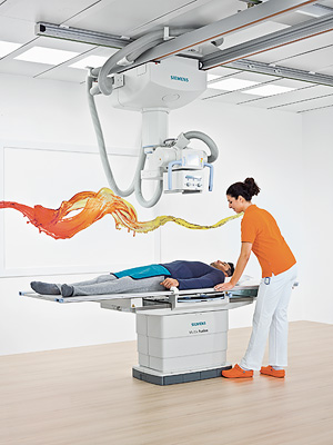 Auf dem Kongress der Radiologischen Gesellschaft Nordamerikas (RSNA) 2011 stellte Siemens Healthcare sein neues Radiografie-System Multix Fusion vor. Es ermöglicht kleineren und mittelgroßen Krankenhäusern, mit bewährter High-end-Technik von Siemens zu arbeiten, ohne das Investitionsbudget der Einrichtung zu sehr zu belasten. Multix Fusion unterstützt das volle Spektrum klinischer Anwendungen, ist aber deutlich preisgünstiger als vergleichbare Vorgängermodelle. Dabei besitzt das System Komponenten, die bisher nur im oberen Preissegment angeboten wurden, wie beispielsweise den höhenverstellbaren, mit 300 Kilogramm belastbaren Untersuchungstisch. Dank der hohen Zuverlässigkeit des Systems und attraktiver Service-Verträge sind auch die Betriebskosten vergleichsweise gering. Siemens Healthcare introduced its new radiography system Multix Fusion at the 97th Scientific Assembly and Annual Meeting of the Radiological Society of North America (RSNA) 2011. Multix Fusion enables small and medium-size hospitals to deploy proven high-end Siemens technology without overtaxing investment budgets. The system supports the full spectrum of clinical applications, but is much more affordable than comparable predecessor models. Multix Fusion features components that until now were offered only in the upper price segments, such as the height-adjustable, 300 kilogram capacity examination table. Thanks to its high reliability and attractive service contracts, the system’s operating costs are also comparatively low.